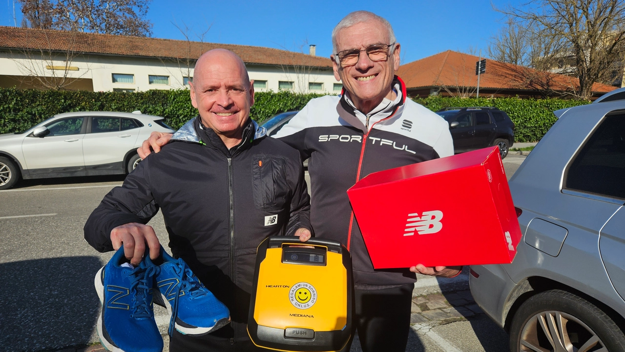 La consegna del defibrillatore (foto Regalami un sorriso)