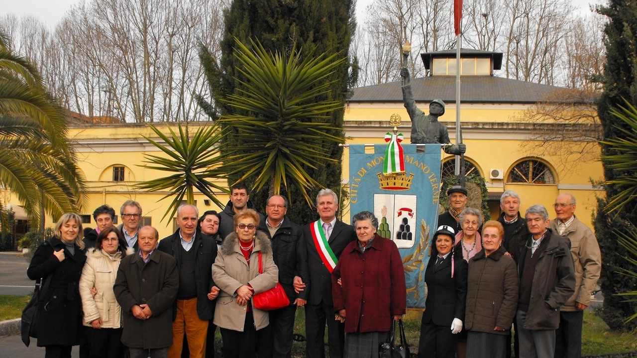 Foto di gruppo di sopravvissuti e parenti al Tribunale Militare di Roma nel 2011