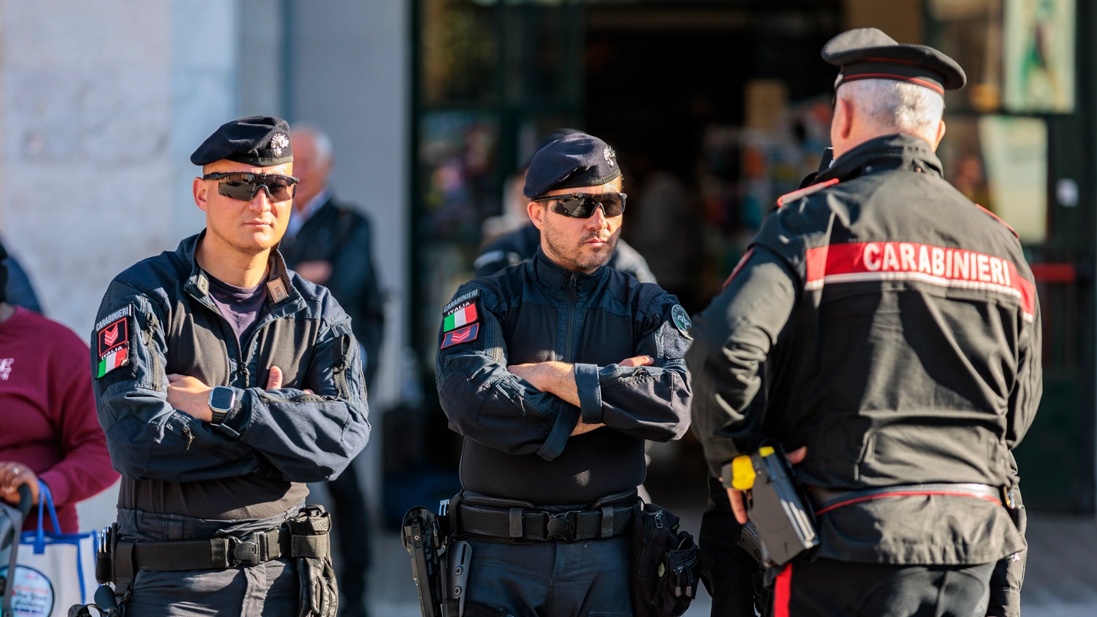 Carabinieri durante un servizio di controllo a Pisa (foto di repertorio) 