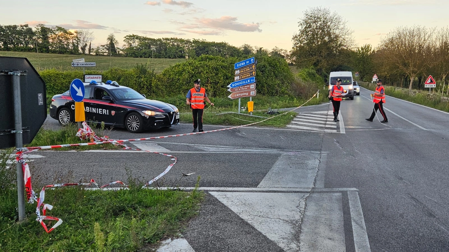 Il traffico è rimasto bloccato a lungo per consentire rilievi e soccorsi. Sulla strada che da San Quirico porta a Pienza frontale fra due auto. Sette persone ferite, atterra l’elisoccorso. Nessuna è in pericolo di vita