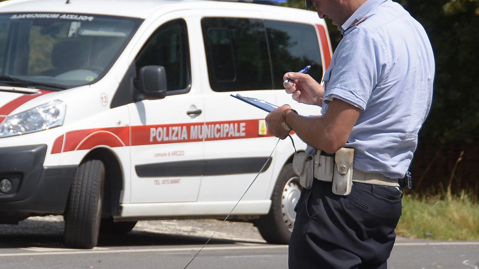 Scontro in moto con un daino: due feriti. A San Leo i cinghiali invadono la strada