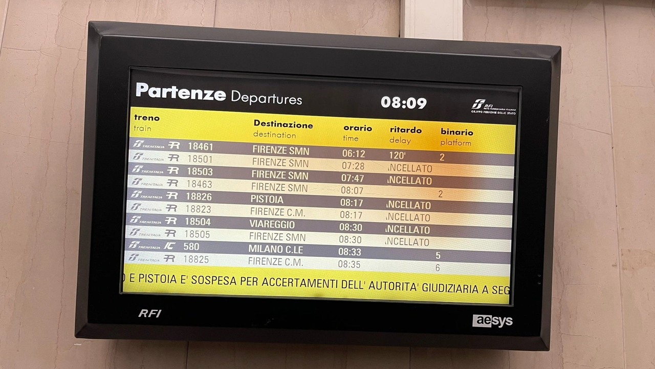 Un tabellone alla stazione di Prato che mostra i treni cancellati nella mattina di mercoledì 19 febbraio