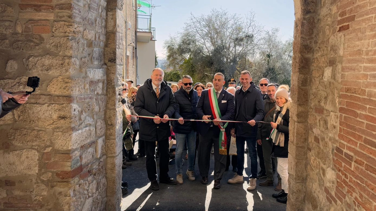 Il taglio del nastro dei lavori che hanno interessato il centro storico di Collevalenza. Grande entusiasmo da parte di tutta la comunità per il restyling del borgo