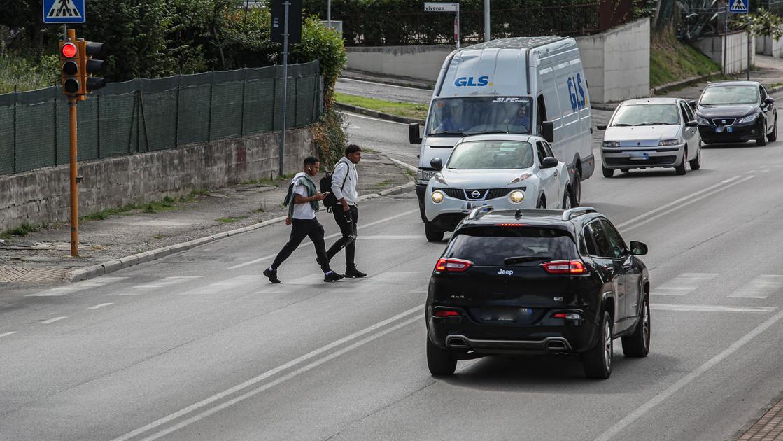 Perugia: zebre sbiadite, marciapiedi ko. Via Settevalli, dove una donna è morta investita. “Zona pericolosa”