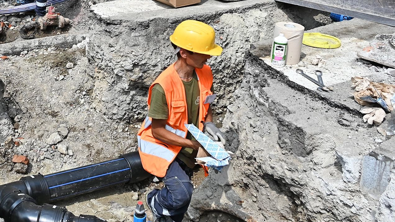 Lavori in un cantiere in una immagine d’archivio