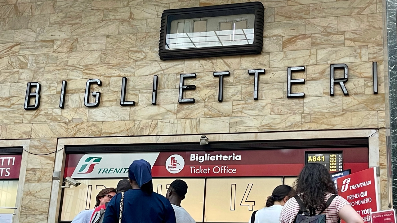 Viaggiatori alla stazione di Firenze Santa Maria Novella (foto Gianluca Moggi/New Press Photo)