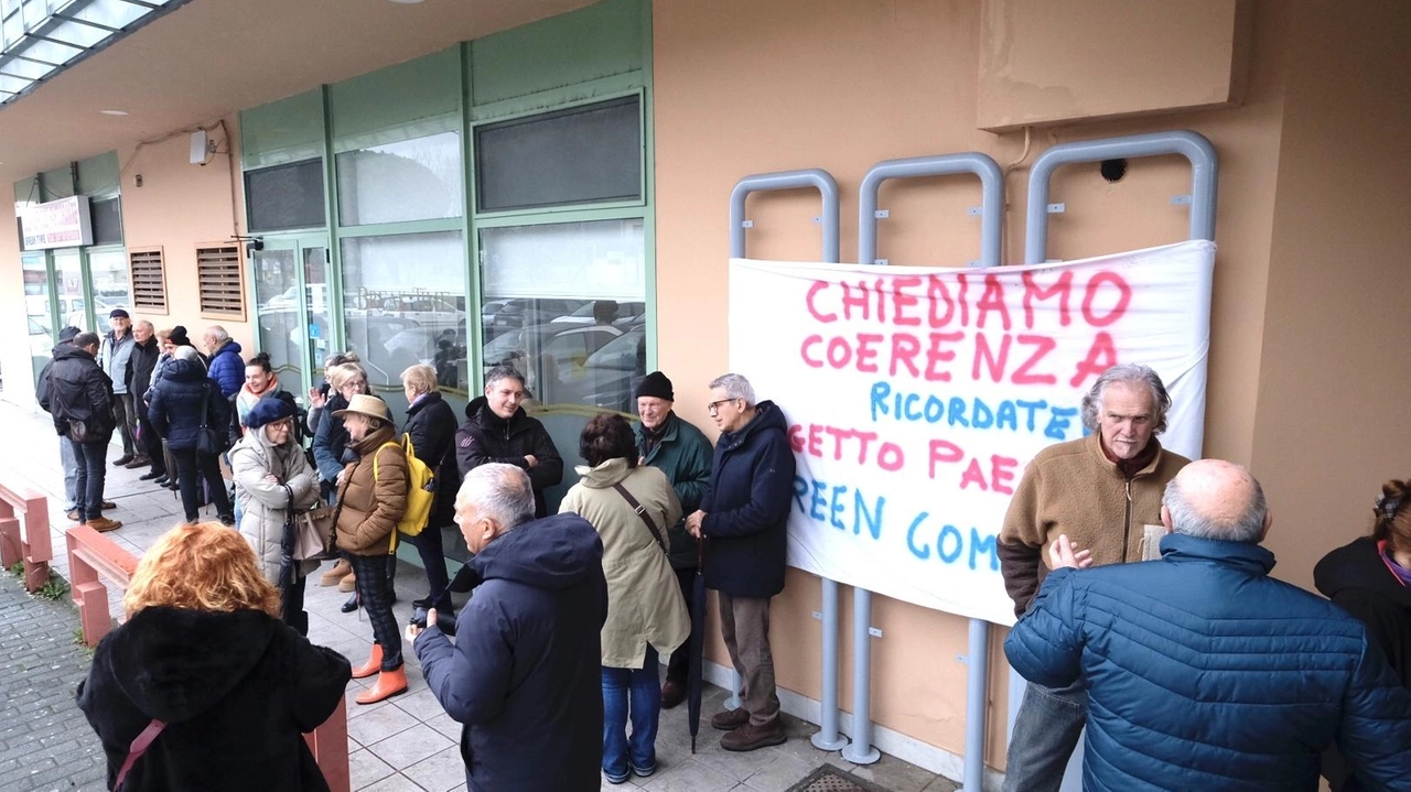 Una delle ultime manifestazioni da parte del comitato contrario all’antenna davanti all’Unione dei comuni per protestare contro la volontà di realizzare un’antenna nel loro territorio