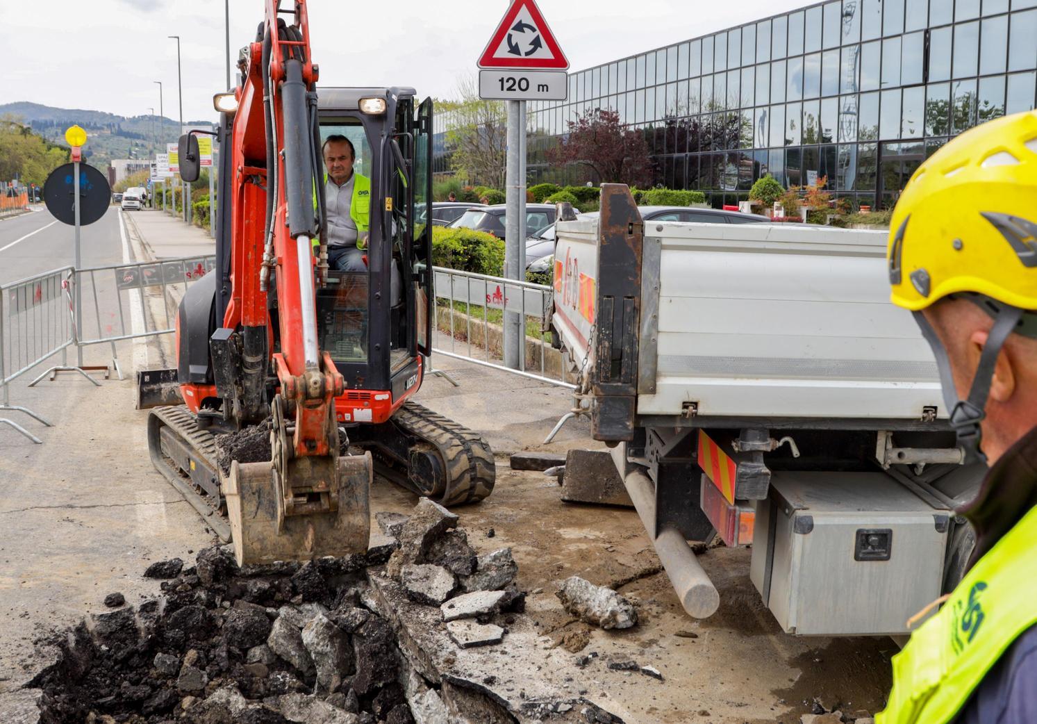 Lavori in centro, gran caos: "Commercianti neppure avvisati"