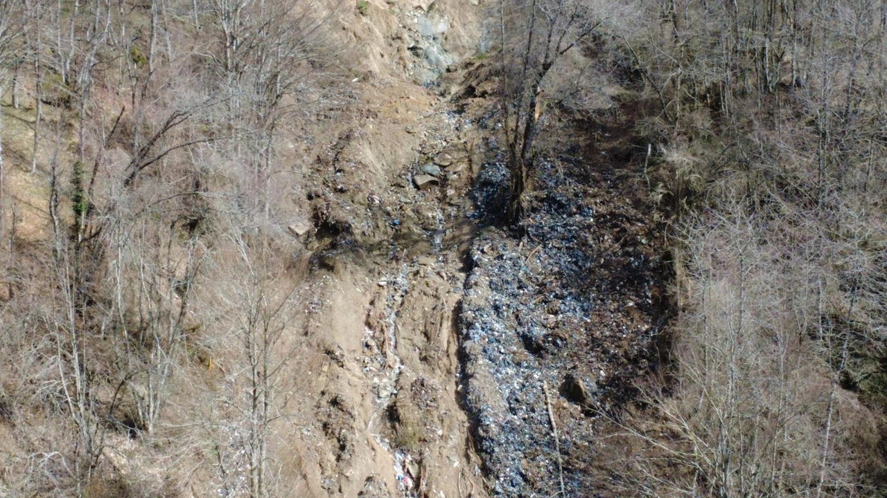 Plastica tra gli alberi e nell’acqua del Rovigo, potrebbe arrivare al Santerno. Mobilitazione dei volontari