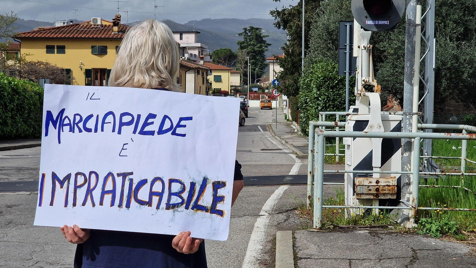 La denuncia silenziosa. Rosalba e il suo cartello: "Costretti sull’asfalto. Serve più sensibilità"