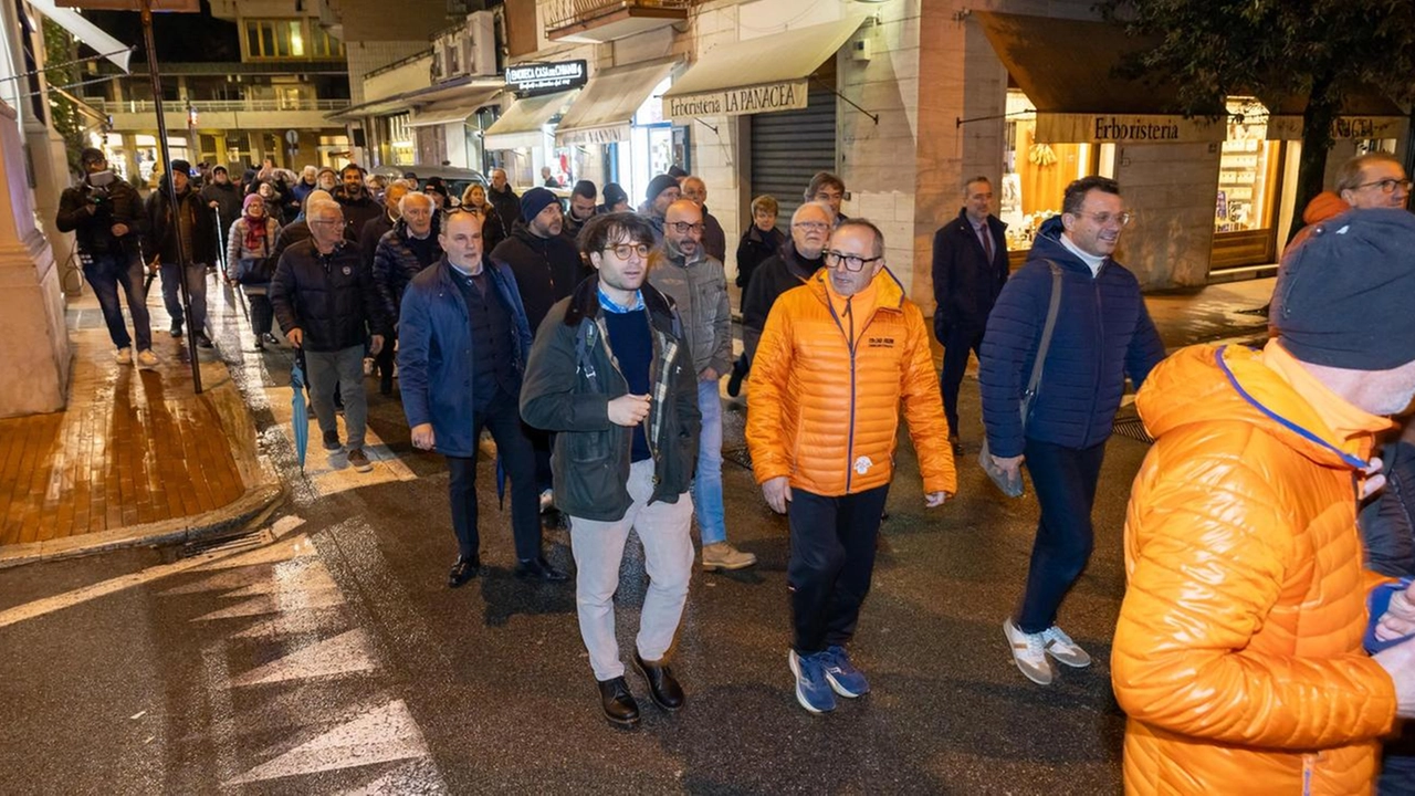 L’albergatrice stufa: "I nostri dehor presi a calci e danneggiati. Così non possiamo andare avanti". Il coro dei cittadini stanchi: "Chiediamo più attenzione e controlli. Da anni non siamo più tranquilli".