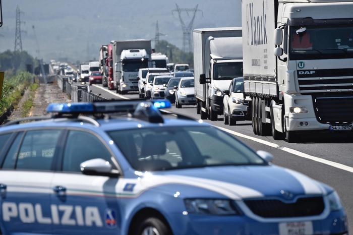 Spaventoso incidente in galleria in A1, scontro tra camion: tratto chiuso