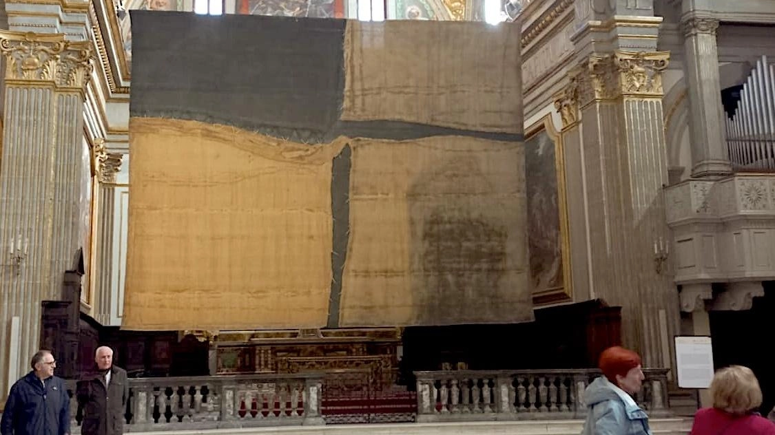 Il Grande Sacco di Alberto Burri in mostra nella Cattedrale di Città di Castello, un'opera evocativa legata al francescanesimo. Eventi e conferenze in occasione delle celebrazioni per gli 800 anni dell'Impressione delle Stimmate di San Francesco d'Assisi.