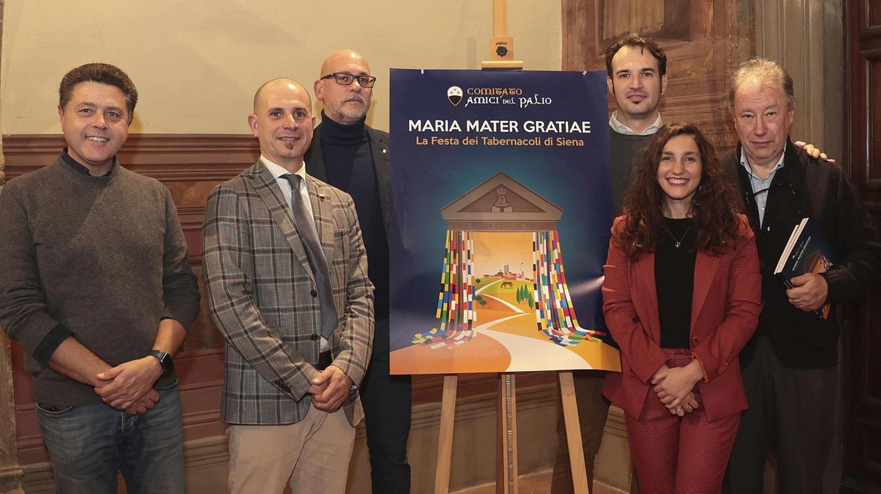 Un momento della presentazione del libro del Comitato Amici del Palio che celebra i 70 anni della Festa dei Tabernacoli, la più amata dai cittini Pubblicate anche 17 edicole sacre, una per ogni Consorella