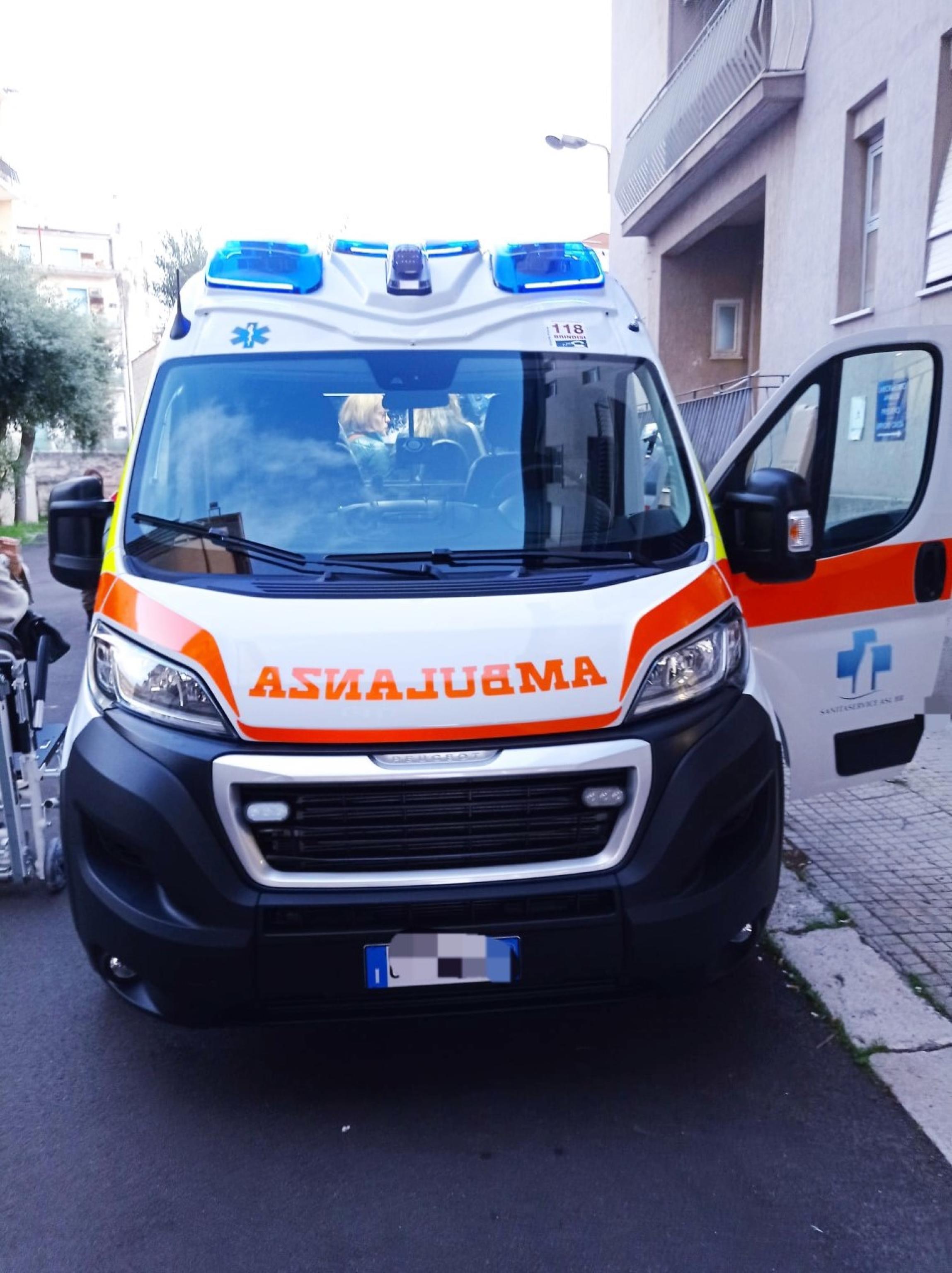 Lucca, ingerisce ovuli di droga e muore in mezzo alla strada