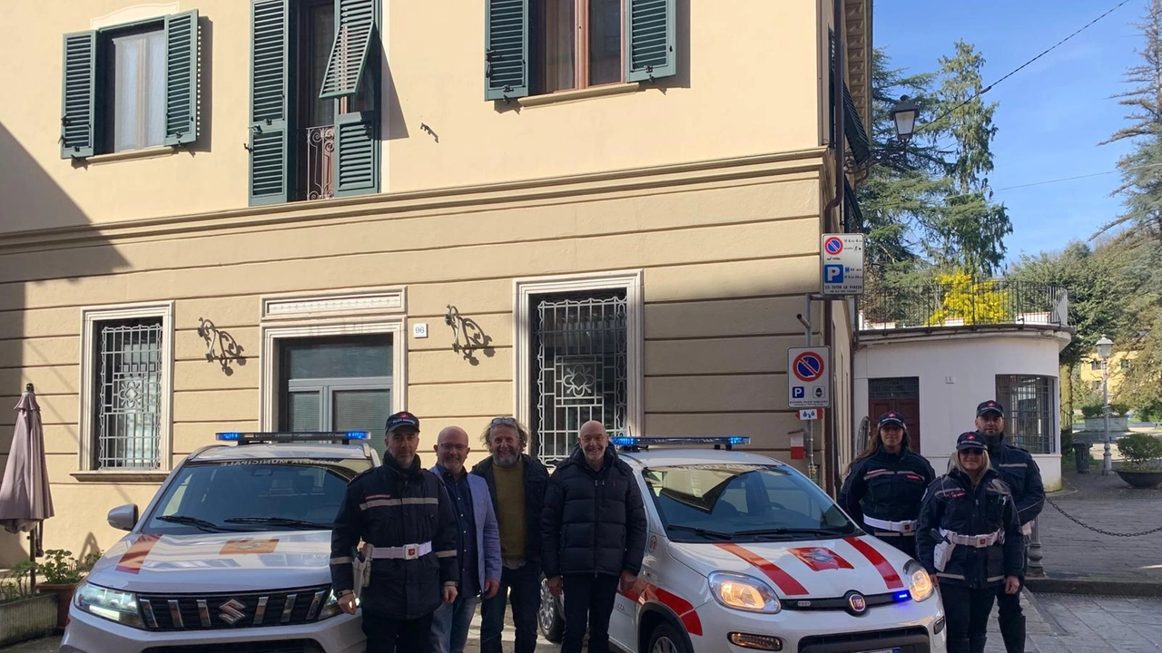 Gli agenti della polizia municipale di Bagni di Lucca con la loro nuova autovettura di servizio, una fiat Panda