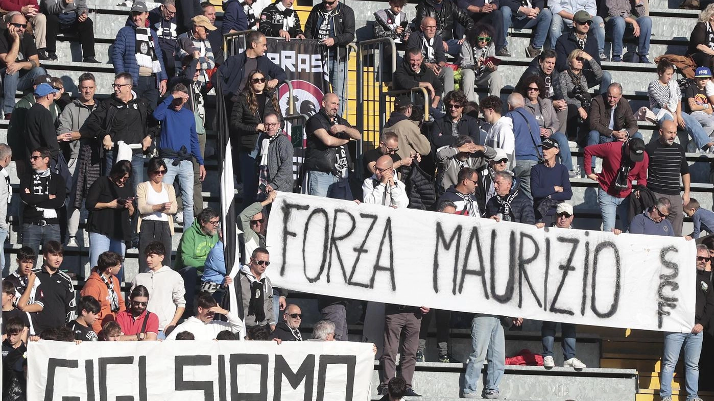 Dai tifosi della Robur striscioni di solidarietà al papà Maurizio