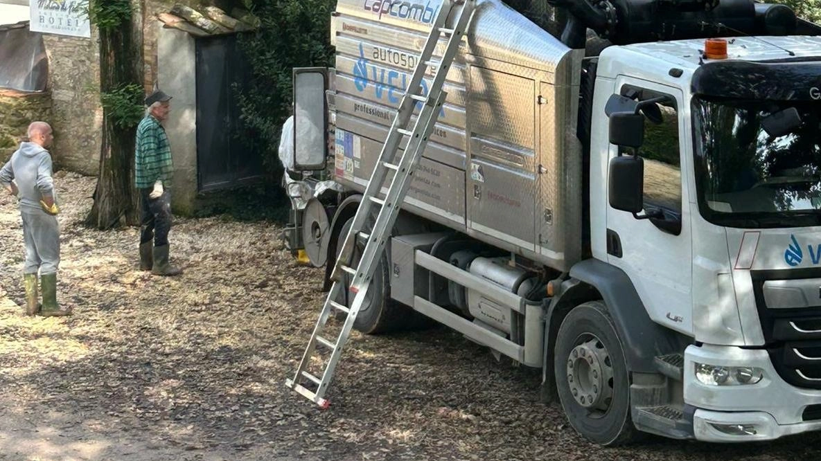 Il borgo di Molino di Foci a rischio esondazioni: l'albergo sott'acqua, residenti e attivisti chiedono interventi urgenti da parte delle istituzioni.