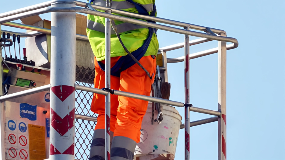 Problemi concentrati nella nuova area pedonale. I cittadini: "Strade al buio. diventa pericoloso camminare".