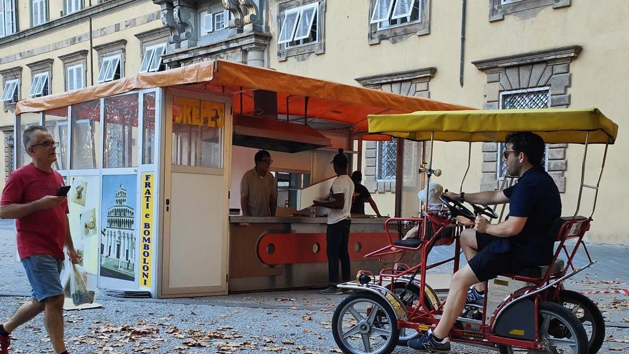 Iniziato il montaggio dei banchi in piazza Napoleone (foto Alcide)