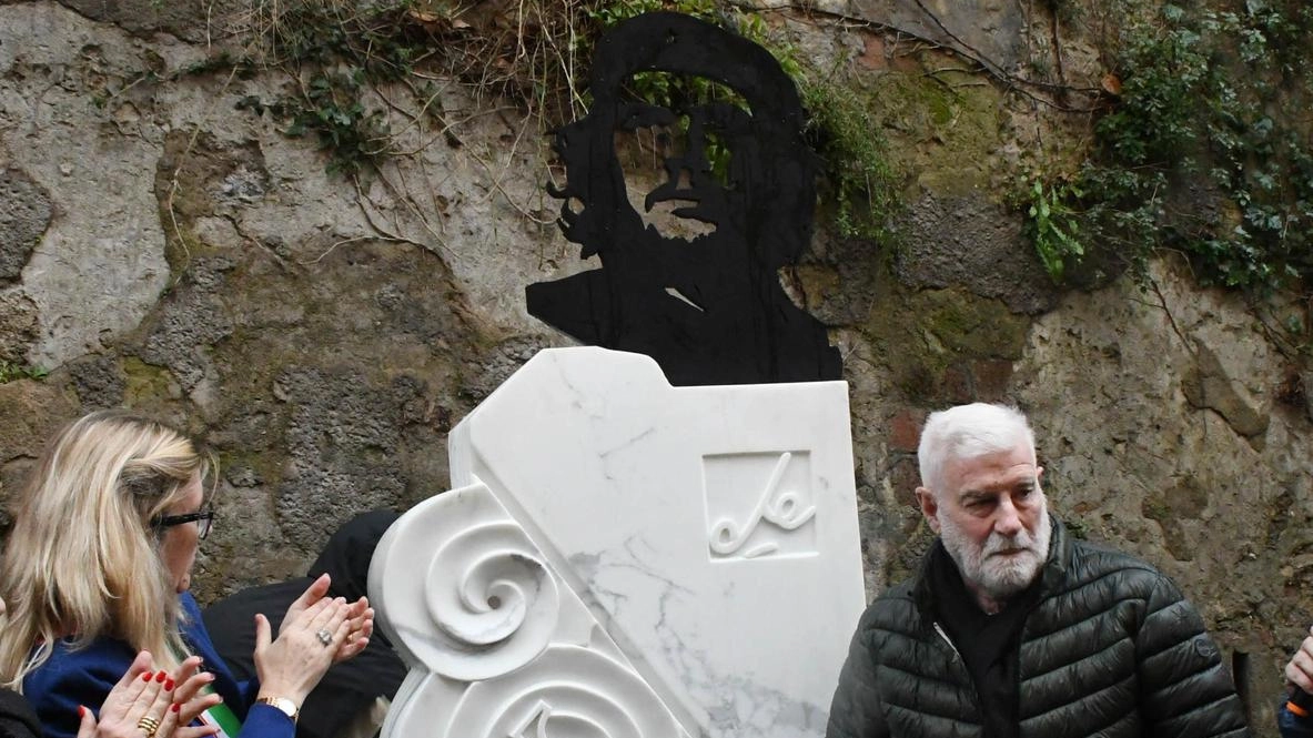 Il taglio del nastro del monumento a Che Guevara con lo scultore Jorge Romeo sulla scalinata del Baluardo