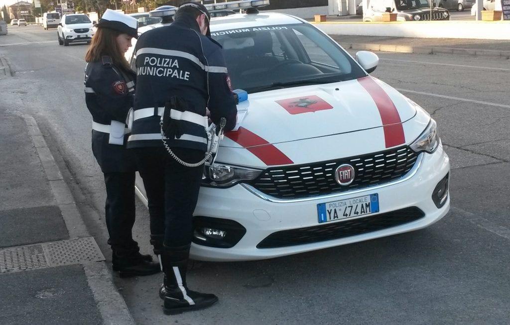 Gomme tagliate alle auto della polizia municipale. E’ caccia ai vandali