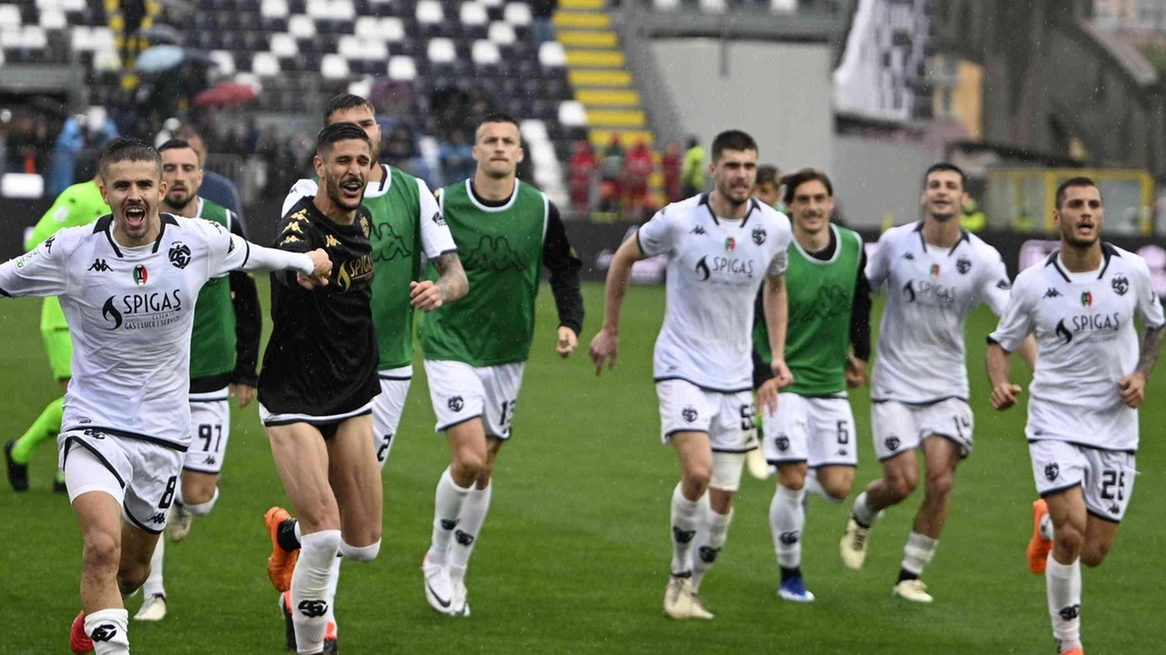 L’esultanza dei giocatori dello Spezia dopo la partita vinta sul Palermo nello scorso campionato