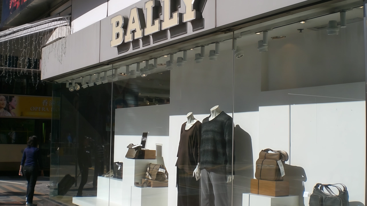 Bally chiude lo stabilimento a Lastra a Signa, licenziando 55 dipendenti. Sindacati chiedono intervento della Regione Toscana.