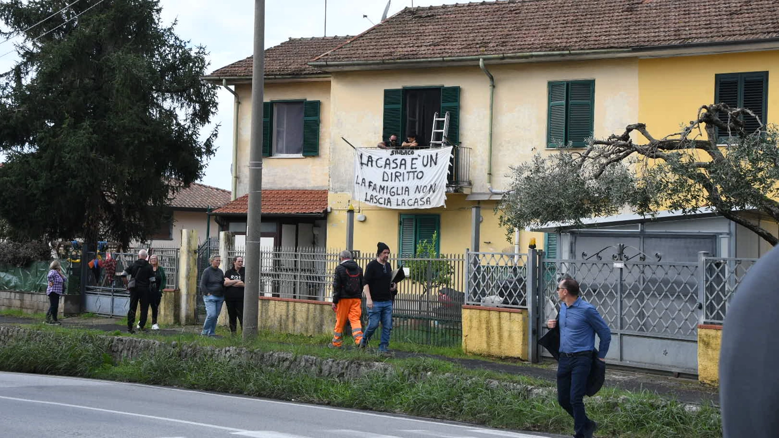 La famiglia barricata in casa in via del Papino al momento dello sgombero (foto di Paola Nizza)