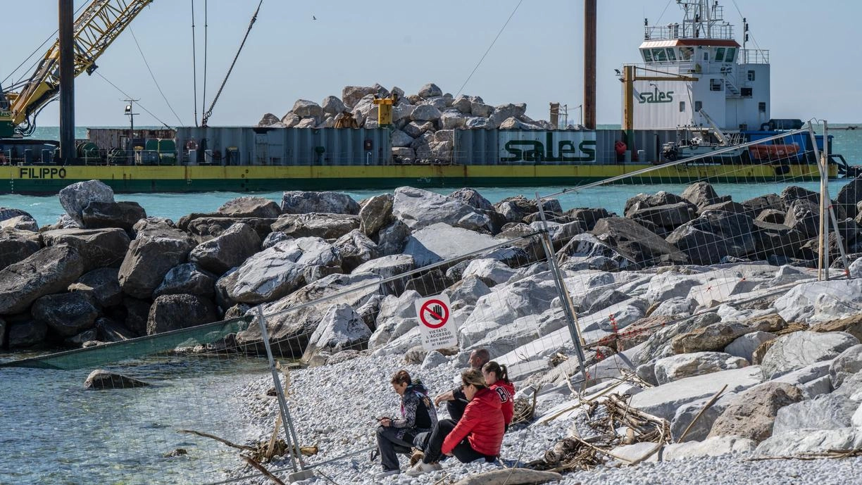 A. Marina di Pisa è in corso la collocazione dei massi per proteggere l’abitato