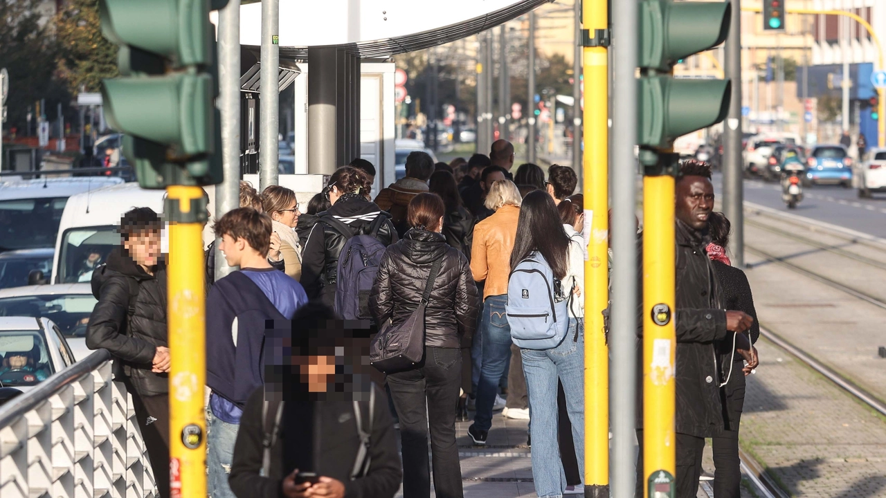 Una fermata della tramvia a Firenze nella mattina dell'8 novembre (New Press Photo)