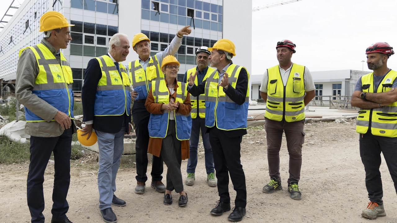 Il sopralluogo sul cantiere del nuovo Santa Chiara a Cisanello con il presidente della Regione Eugenio Giani (fotoservizio Del Punta per Valtriani)