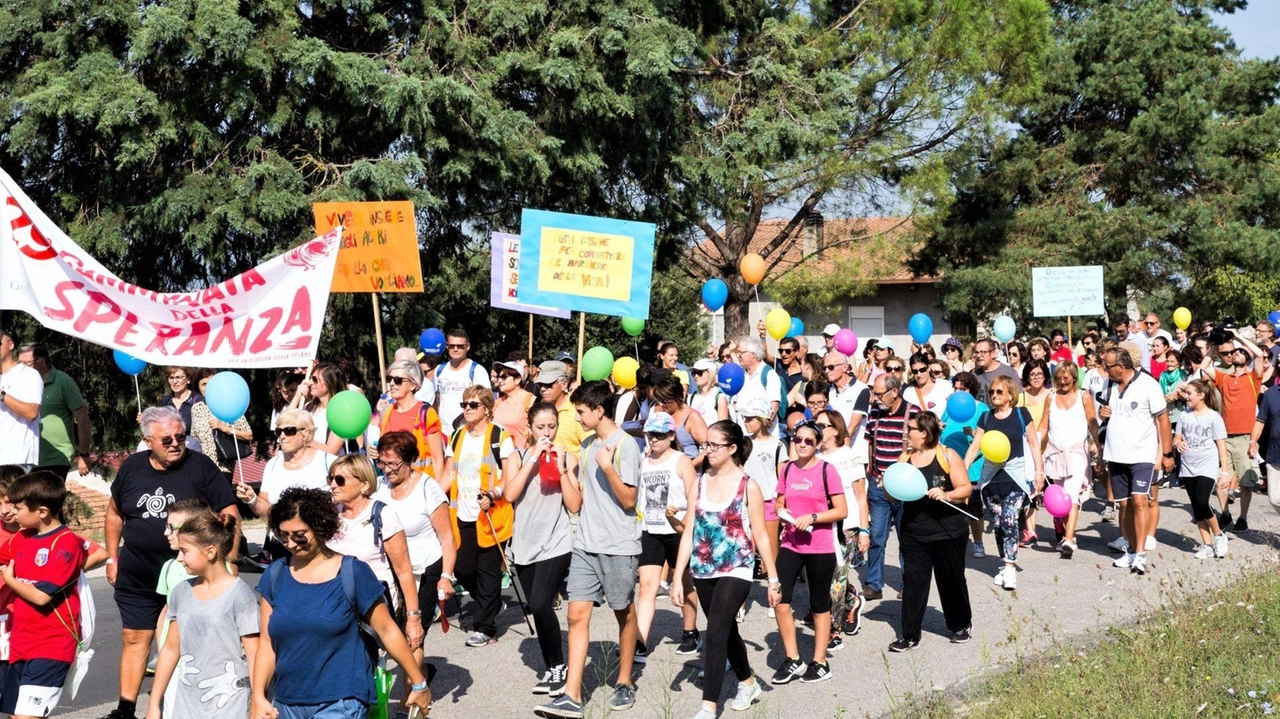 Tanta gente ieri mattina ha percorso gli 8 chilometri tra Todi e il santiario di Collevalenza per la nuova edizione della Camminata della Speranza