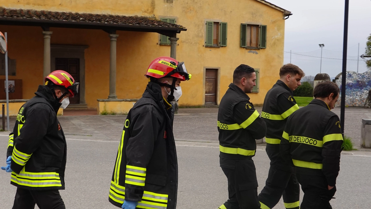 I vigili del fuoco hanno transennato l’area: i locali sono inagibili