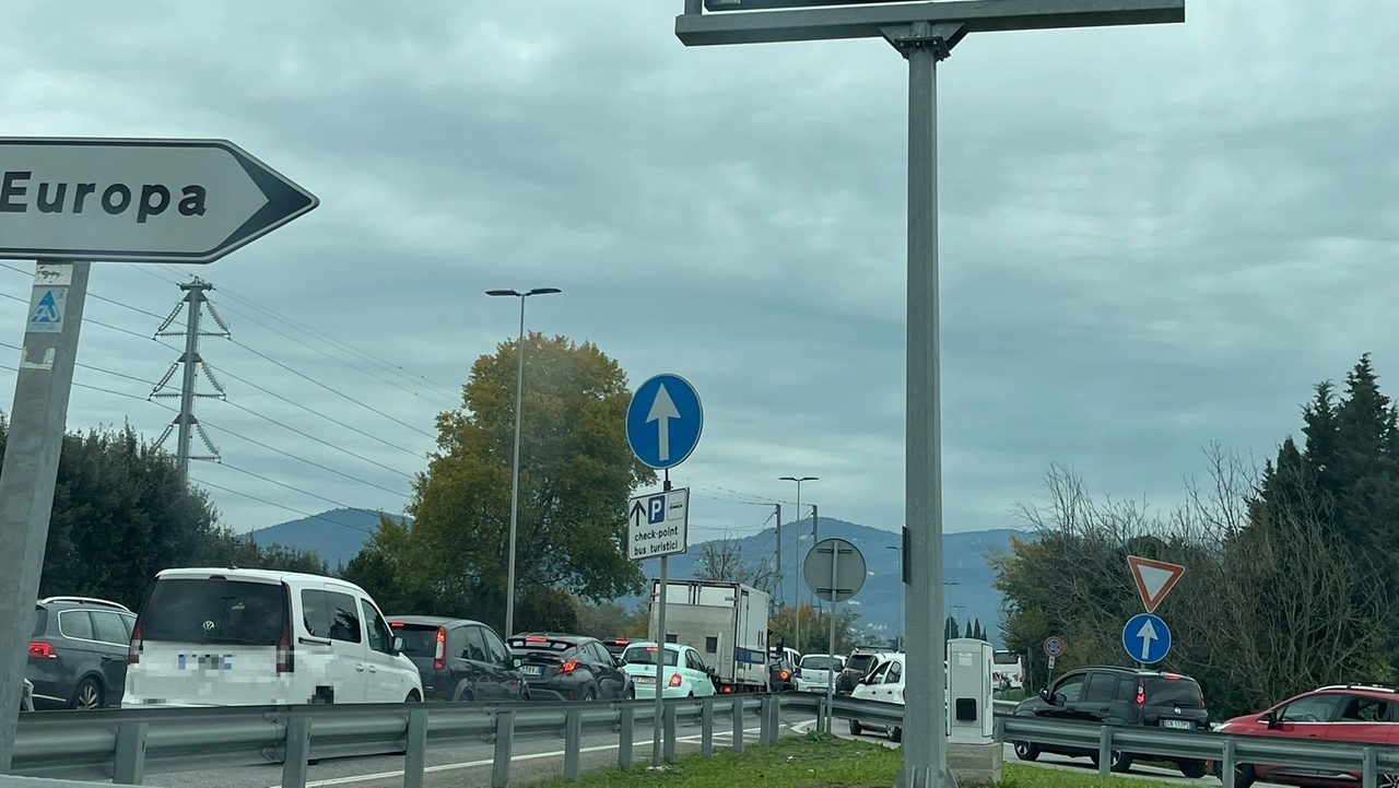 Auto in coda sul viadotto Marco Polo