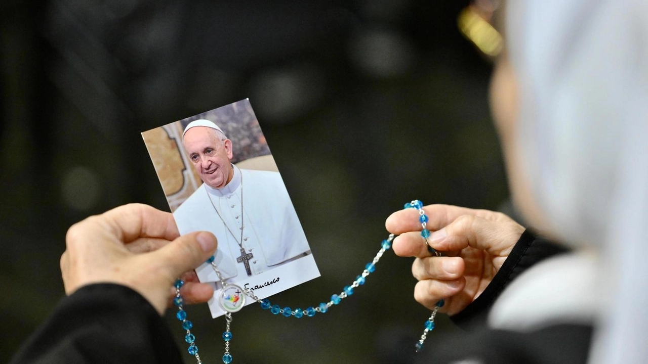 Il Papa è ricoverato all'ospedale Gemelli, i fedeli pregano per la sua salute. A Firenze le iniziative