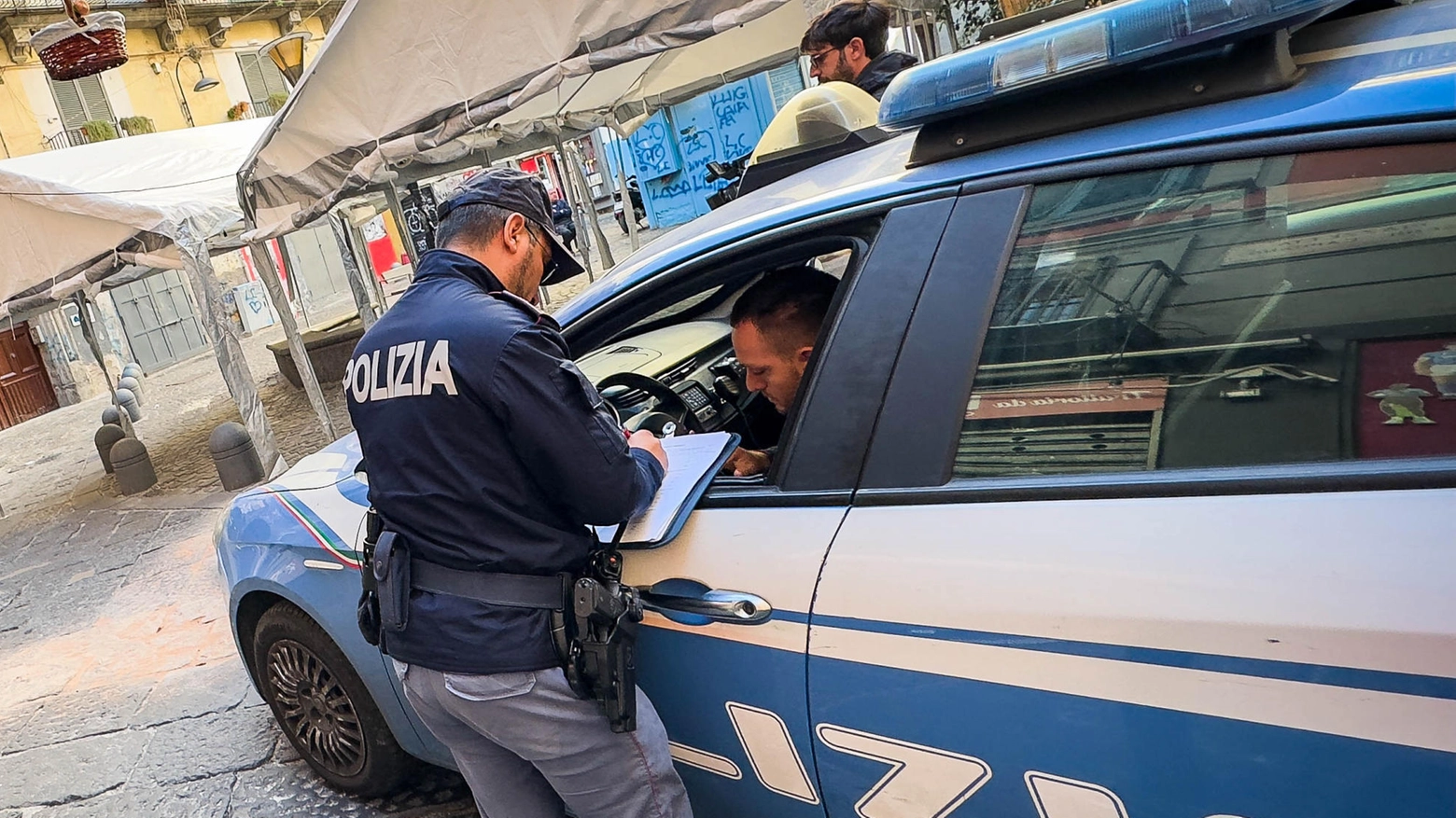 Polizia sul luogo dove stanotte è stato colpito alla testa con un colpo di arma da fuoco un 18enne, ricoverato in ospedale è grave. 