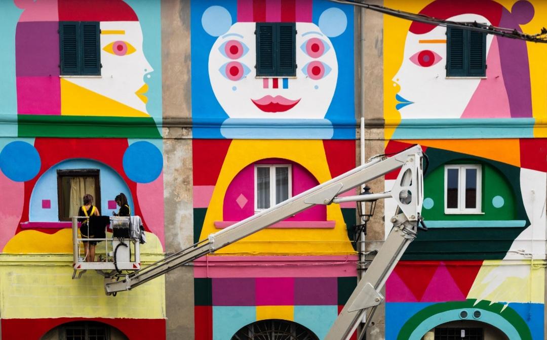 Riparbella rinasce come la Collina delle Fiabe: la street art colora gli edifici storici