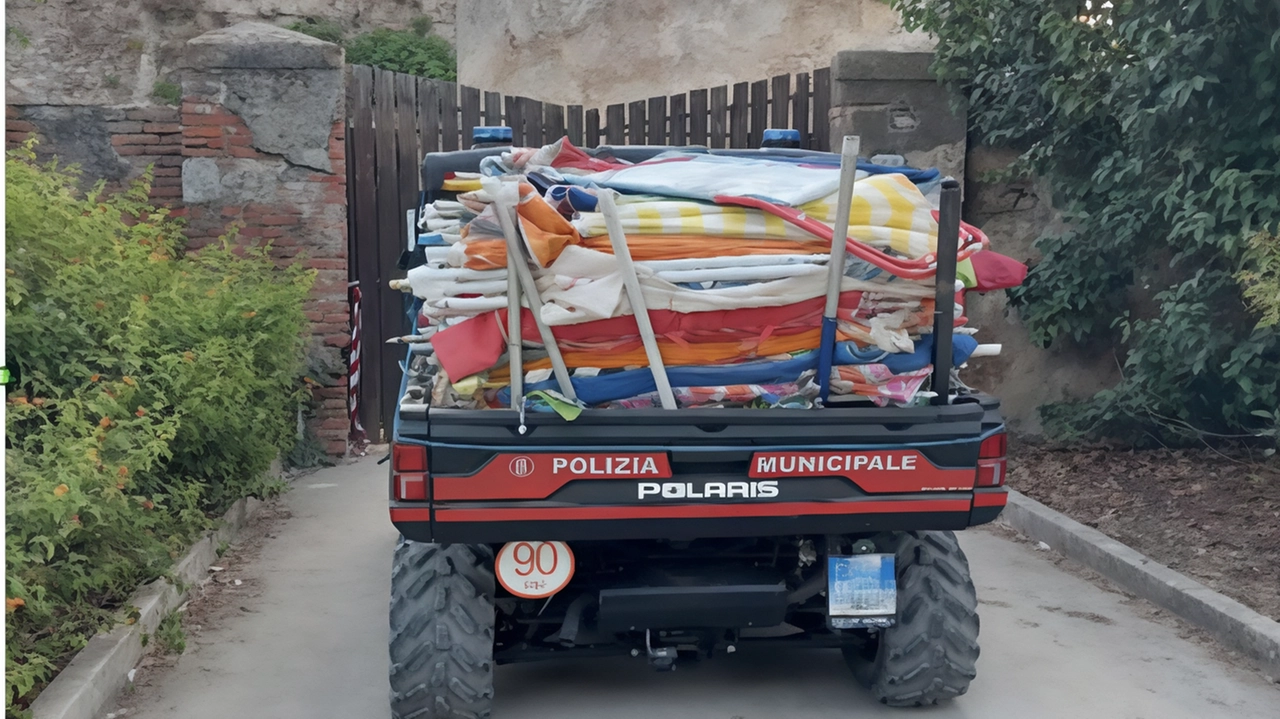 Alcuni degli ombrelloni sequestrati dalla Polizia municipale e dalla Guardia costiera perché lasciati in spiaggia durante la notte