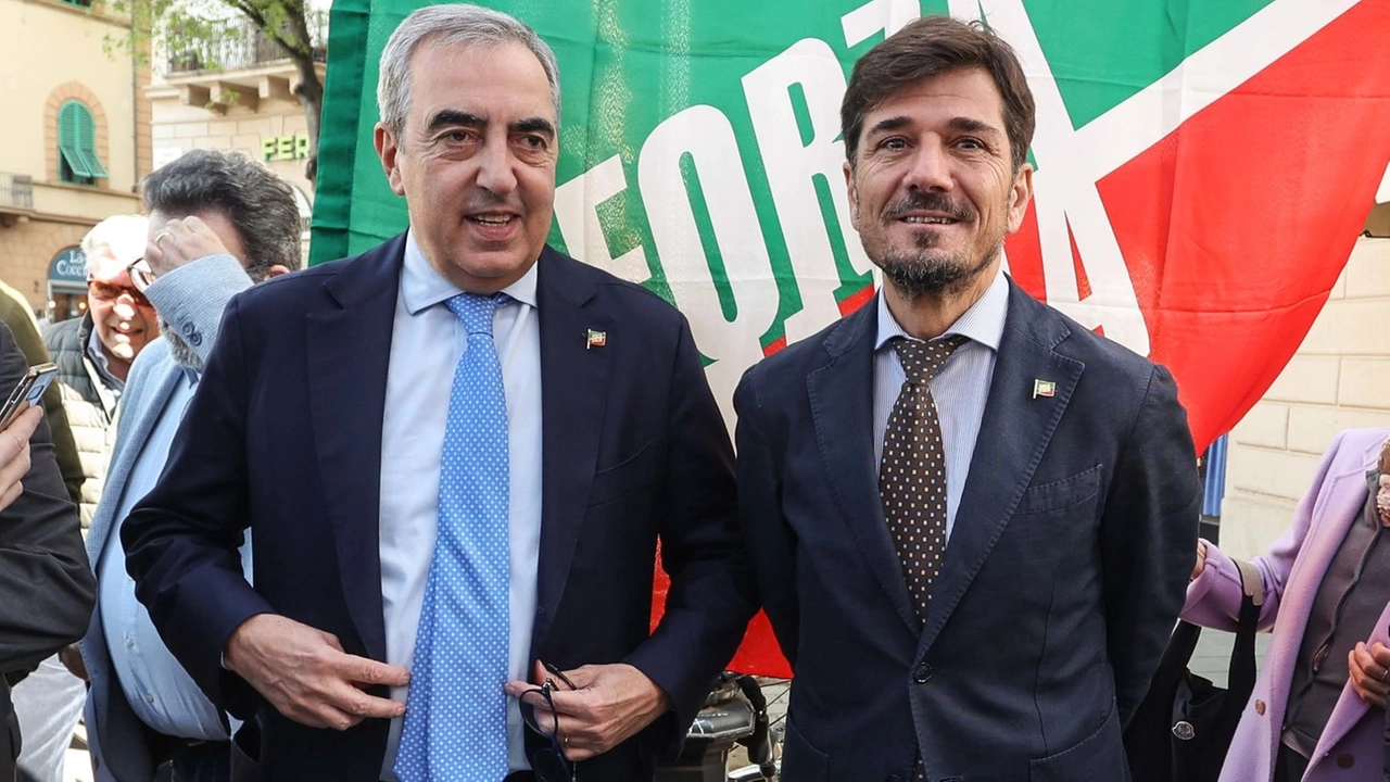 Maurizio Gasparri e Marco Stella sabato mattina al gazebo delle Cure a Firenze (Pressphoto)