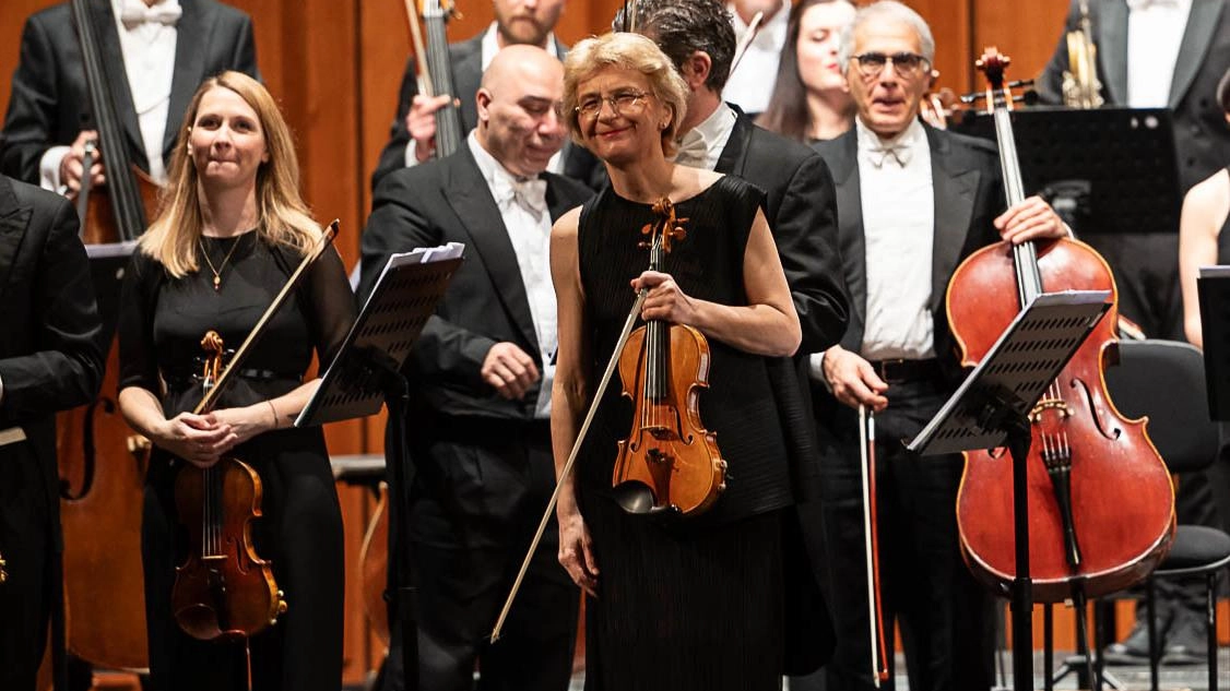 La grande violinista Antje Weithaas con la Camerata: tornerà al Politeama il 10 aprile