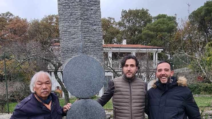 Qui e in basso, le tre sculture; a lato, l’artista Yoshin Ogata. , l’assessore Buchignani e il presidente del Lions Lucca Host, Francesco Ferro