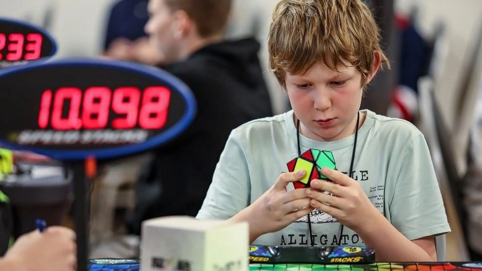 Una gara con il cubo di Rubik. Per i 50 anni del rompicapo più famoso, nel weekend al centro sportivo di Bagnolo si terrà lo «Speedcubing 2024» con 120 partecipanti