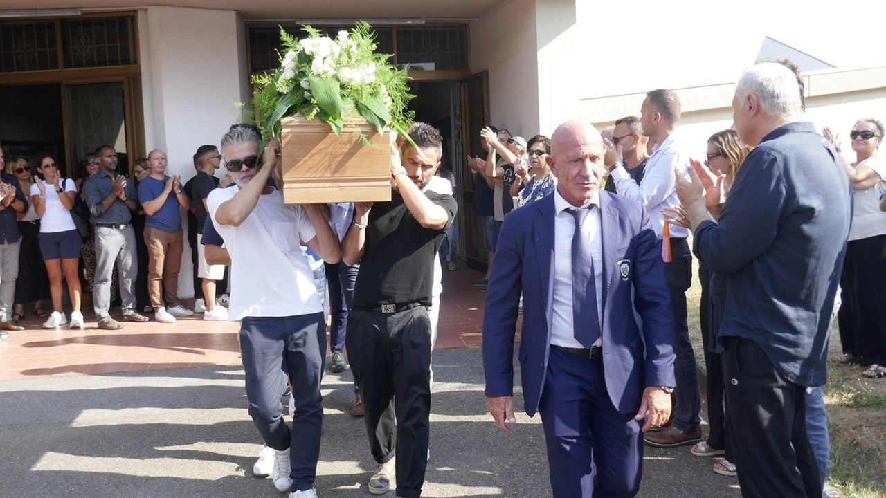 Gli amici di Iacopo Scuccimarra (foto sotto) portano la bara Foto Attalmi