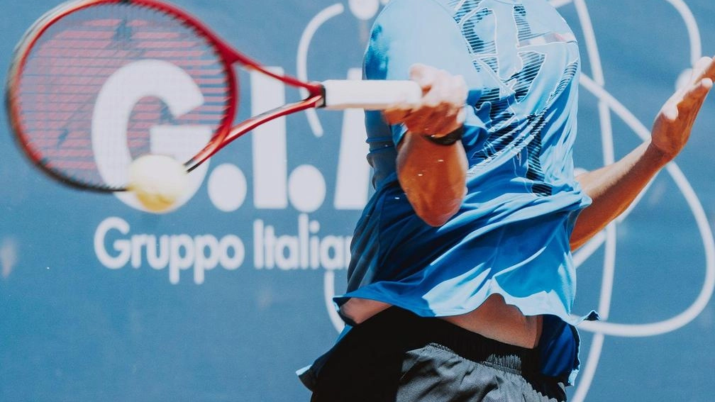 Il tabellone principale degli Internazionali di Tennis Città di Todi si arricchisce di nuove presenze italiane, con quattro tennisti azzurri che conquistano il pass per il Challenger 75. Tra loro spicca Pierluigi Basile, 17enne che debutta con successo nel circuito Challenger grazie a una wild card.