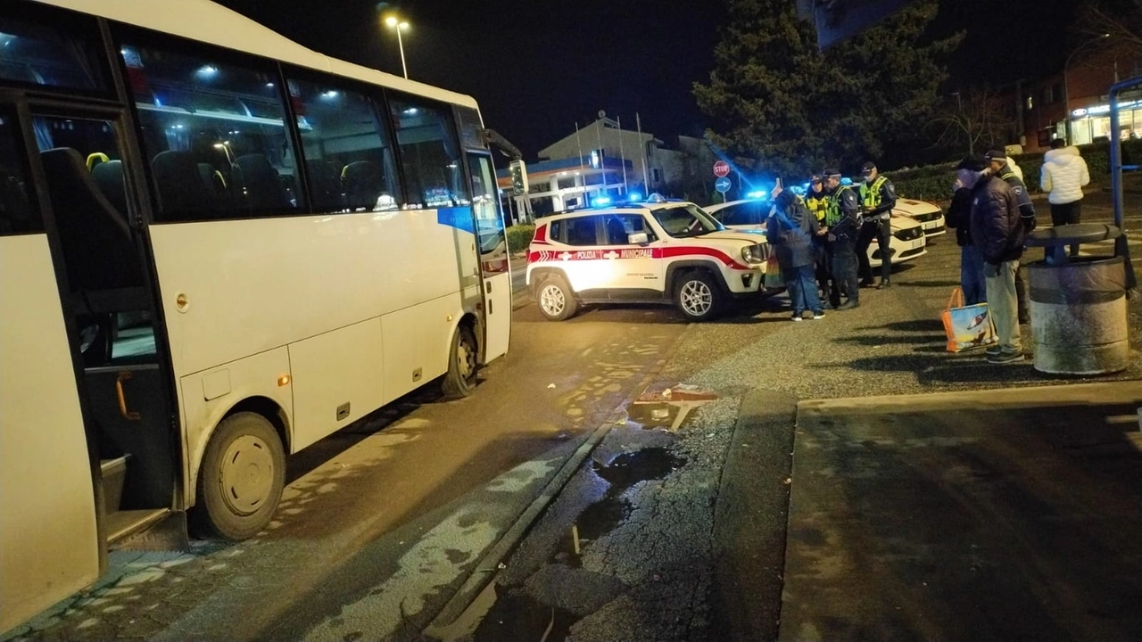 Il pullman fermo e l’intervento degli agenti della polizia locale di Pontedera