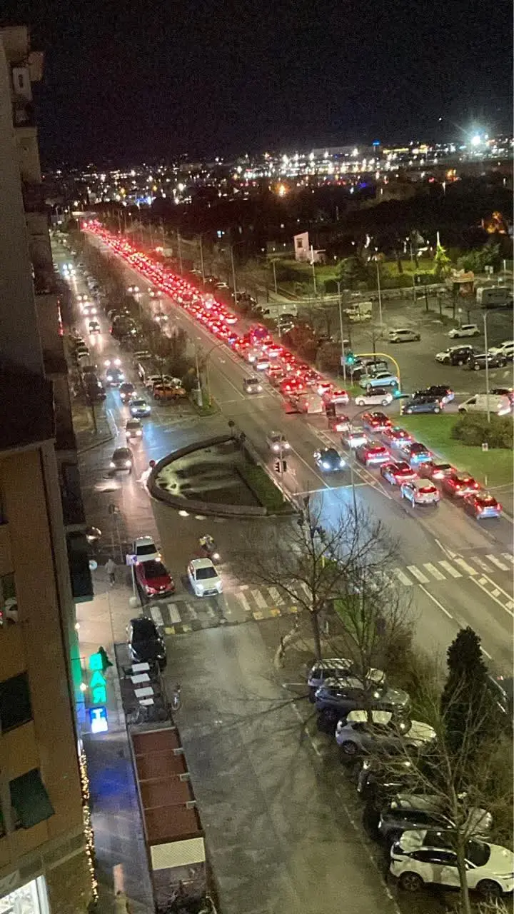 Venerdì, rientro da lavoro, vacanze di Natale. Traffico in tilt a Firenze, “Siamo fermi da due ore”