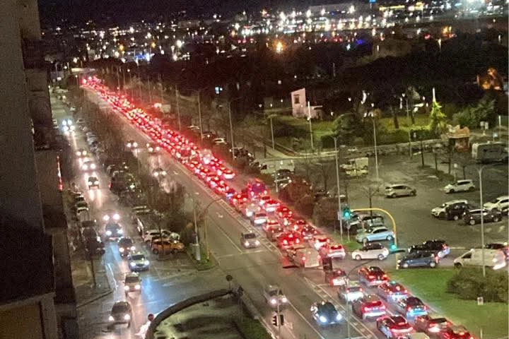 Il traffico in viale Guidoni (Foto utente sul gruppo Facebook Traffico Firenze)