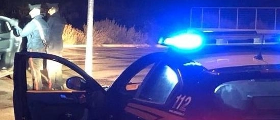 Violenta lite nella notte, accoltella il compagno alla schiena. Arrestata per tentato omicidio