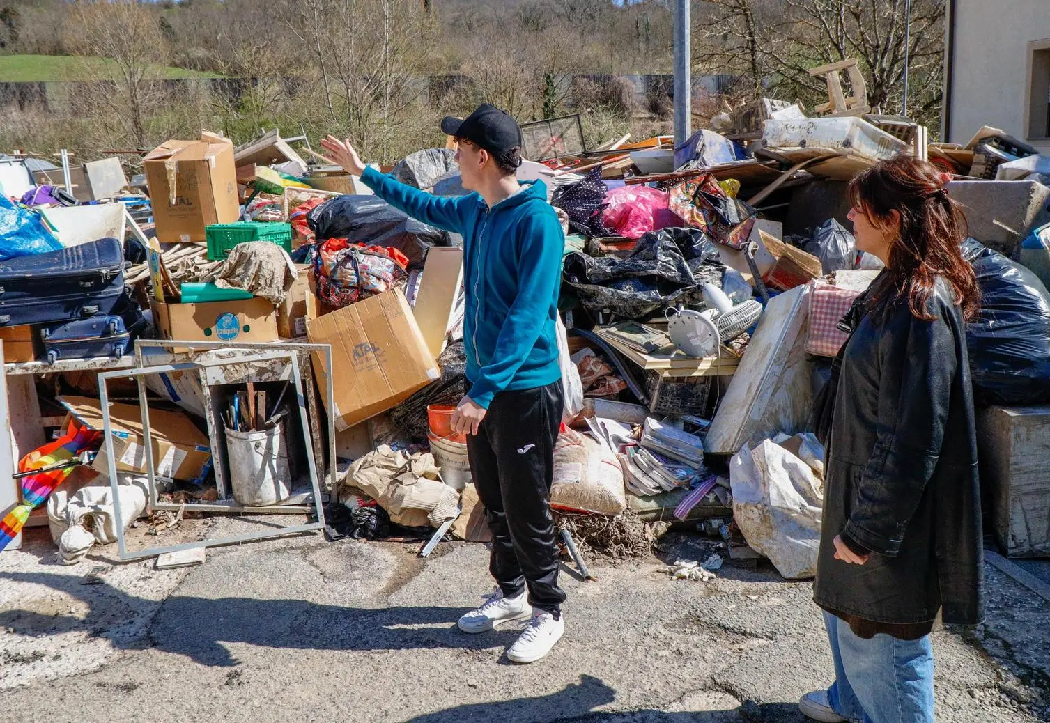 Le ferite del maltempo. Frane e strade bloccate. Ancora cento sfollati. Rifiuti vicini al Santerno